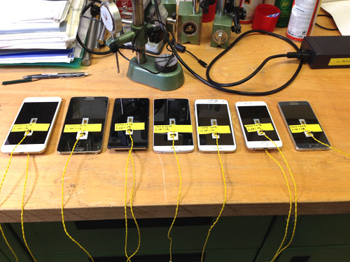 Para aferir o nível de deformação dos telemóveis nos bolsos, colocámos sensores nos ecrãs.